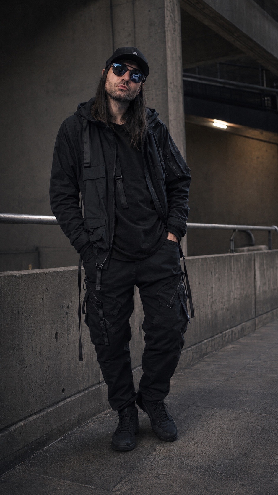 Katze full body press photo in a concrete urban environment
