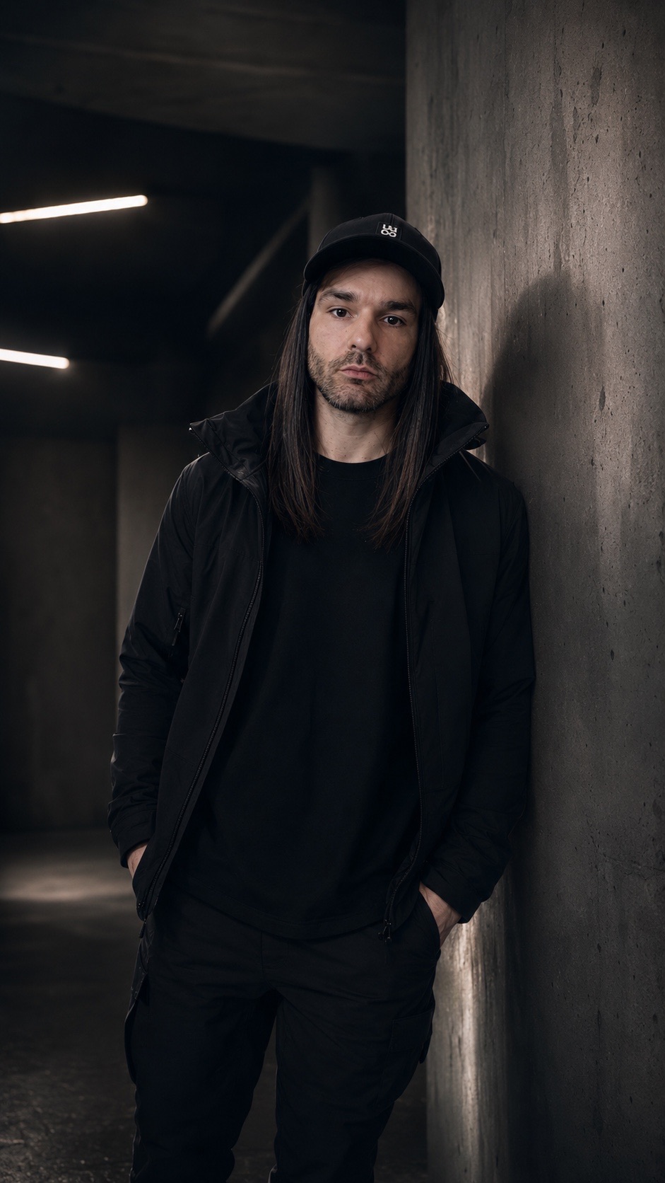 Katze in a dark concrete portrait for the sound section