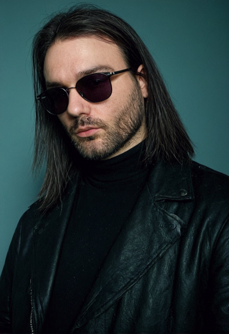 Katze studio portrait with sunglasses and black leather jacket